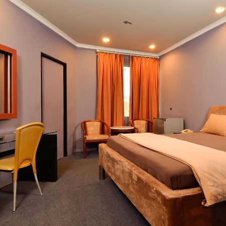 Hotel Peninsula Mangga Besar Джакарта Экстерьер фото