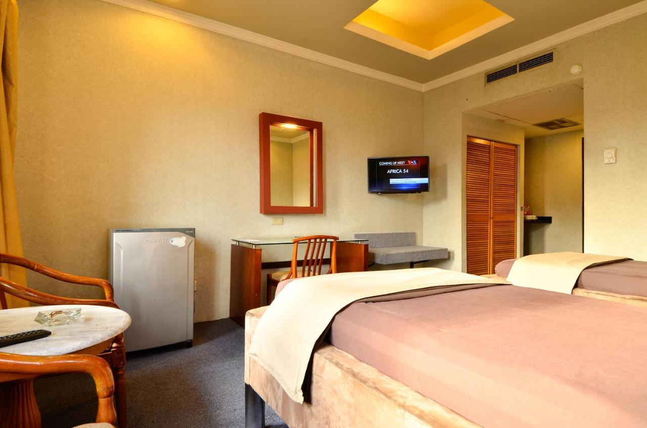Hotel Peninsula Mangga Besar Джакарта Экстерьер фото