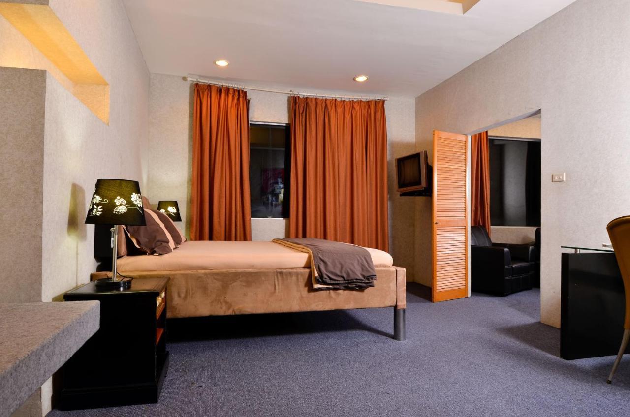 Hotel Peninsula Mangga Besar Джакарта Экстерьер фото