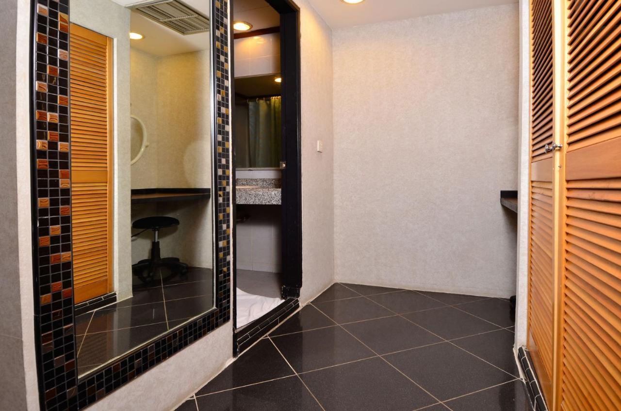 Hotel Peninsula Mangga Besar Джакарта Экстерьер фото