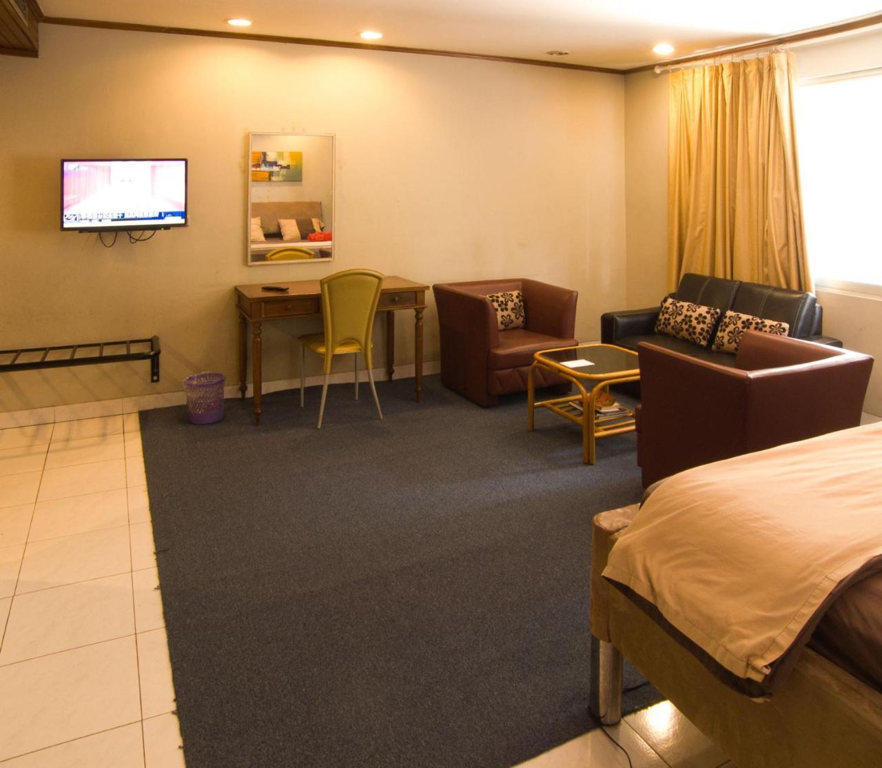 Hotel Peninsula Mangga Besar Джакарта Экстерьер фото