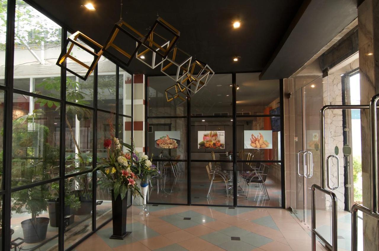Hotel Peninsula Mangga Besar Джакарта Экстерьер фото